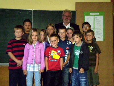 Dir. Heinz Weber mit den Schülern am 1. Schultag Dir. Heinz Weber mit den Schülern am 1. Schultag