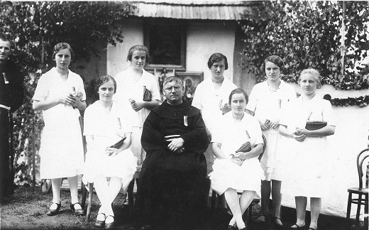 Die Patinnen mit dem Pfarrer beim Gr&uuml;ndungsfest 1929