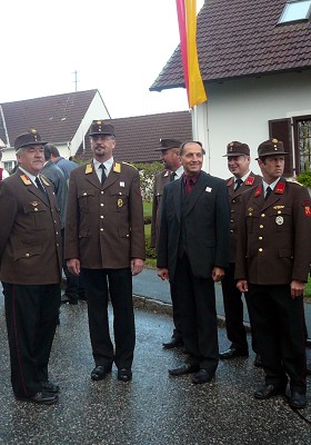 Einige der Ehreng&auml;ste vor dem Abmarsch beim Feuerwehrhaus