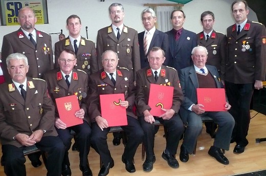 Die Ehrenfeuerwehrkommandanten der Feuerwehr Kleinm&uuml;rbisch mit Landesfeuerwehrinspektor Johann Kurcz, Kdt. Wolfgang Strobl und den Ehreng&auml;sten