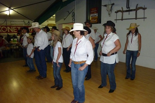 Die Line Dance-Gruppe in Aktion