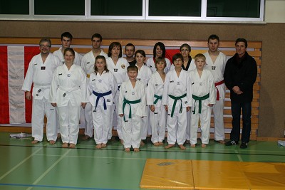 Taekwondow-K&auml;mpfer Rene Marth mit Vereinskollegen