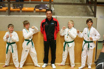 Taekwondow-K&auml;mpfer Rene Marth mit Trainer und Kollegen