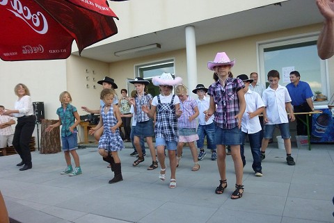 Line Dance der Volksschulkinder beim Spielfest