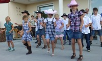 Line Dance der Volksschulkinder beim Spielfest