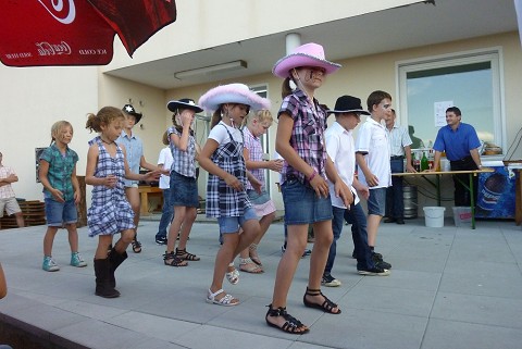 Line Dance der Volksschulkinder beim Spielfest