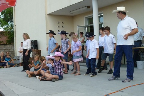 Line Dance der Volksschulkinder beim Spielfest