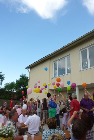 Gr&uuml;&szlig;e per Luftballon beim Spielfest