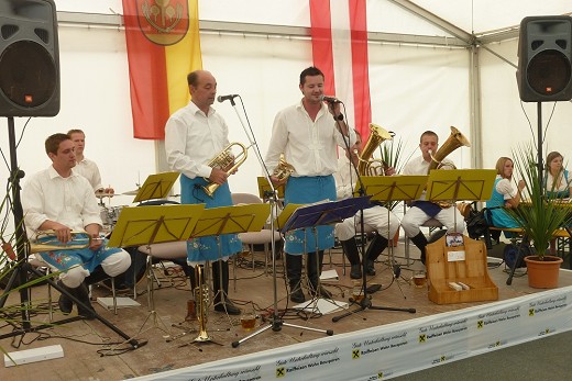 Die kleine Dorfmusik umrahmte den Gottesdienst und sorgte f&uuml;r Unterhaltung beim Fr&uuml;hschoppen