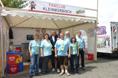 Stoakogler-Abschiedsfest in Sch&auml;ffern - Vorstandsmitglieder aus Kleinm&uuml;rbisch vor der Zelt-Pagode