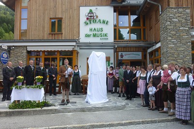 Einweihung der Danke-Stoakogler-Statue in Gasen