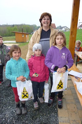 Ostereiersuche 2012 beim Spielplatz