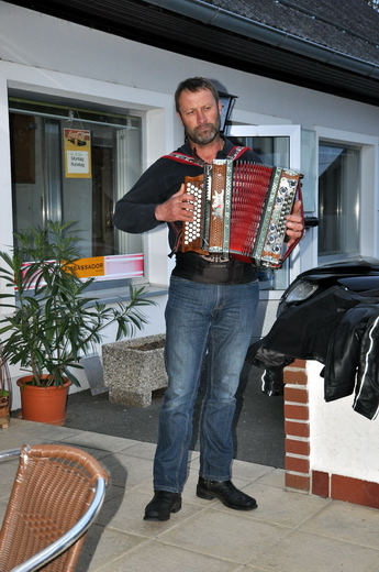 Maibaum-Aufstellen beim Gh. Marth