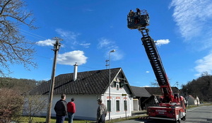 Basis für Storchennestbau im Dorf errichtet