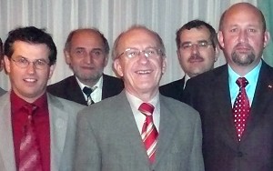 BH HR Dr. Karl Prath mit Bürgermeister Martin Frühwirth und Vizebgm. Reinhard Strobl nach der Wahl 2007 - dahinter die Gemeinderäte Ing. Ewald Schaberl und Anton Jost