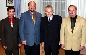 Der Gemeindevorstand - bestehend aus Bgm. Martin Fr&uuml;hwirth, Vize-Bgm. Reinhard Strobl und Vorstandsmitglied Anton Horvath - mit BH HR Dr. Michael Palkovics nach der Wahl 2002